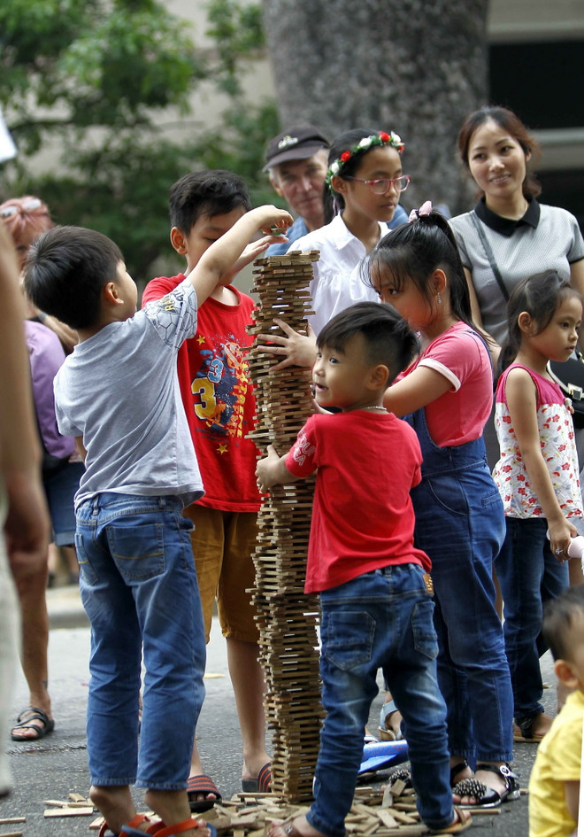 Phố đi bộ Hồ Gươm thu hút du khách dịp nghỉ lễ 30/4 và 1/5 ảnh 3