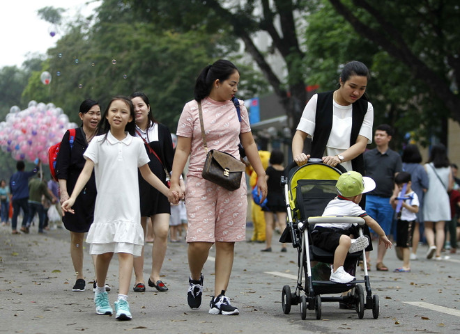 Phố đi bộ Hồ Gươm thu hút du khách dịp nghỉ lễ 30/4 và 1/5 ảnh 1