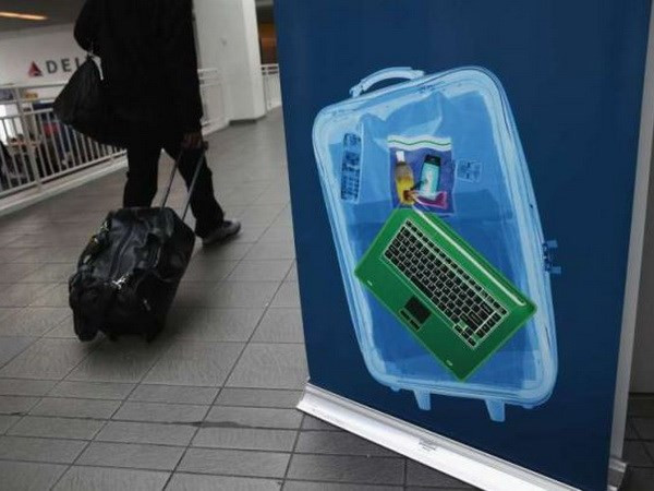Ảnh chỉ có tính minh họa. (Nguồn: AFP) Mỹ và châu Âu tìm cách tránh mở rộng lệnh cấm laptop trên máy bay ảnh 1
