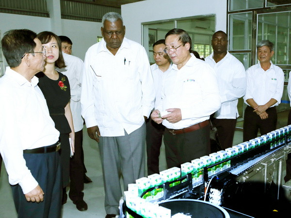 Chủ tịch Quốc hội Cuba Esteban Lazo Hernández thăm dây chuyền chế biến sữa Mộc Châu. (Ảnh: Nguyễn Dân/TTXVN) Đoàn đại biểu cấp cao Quốc hội Cuba thăm và làm việc tại tỉnh Sơn La ảnh 1