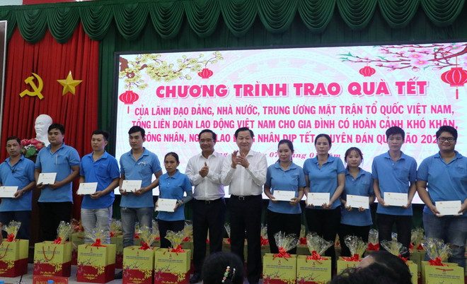 Phó Thủ tướng Lê Minh Khái tặng quà công nhân ở Long An ảnh 1
