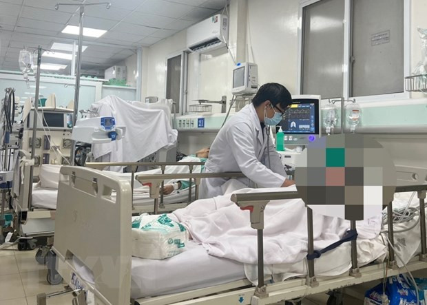 Bác sỹ thăm khám cho một bệnh nhân. (Ảnh: TTXVN phát) Đại biểu quốc hội: Cần kiểm soát hoạt động đăng kiểm bằng "còi và roi" ảnh 2