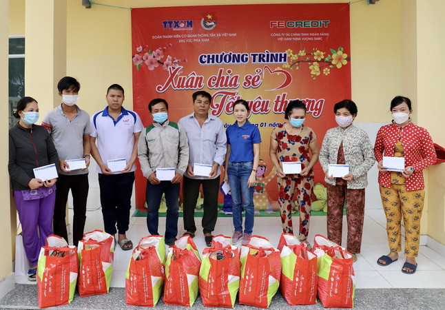 Phó Bí thư Đoàn Thanh niên Cơ quan TTXVN Khu vực phía Nam Bùi Thị Xuân Anh gửi các phần quà Tết cho người dân khó khăn tại huyện Cần Giờ. (Ảnh: Hồng Giang/TTXVN) Trao yêu thương, gửi Tết đến người khó khăn tại Thành phố Hồ Chí Minh ảnh 1
