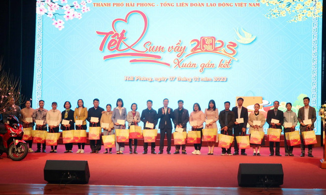 Ông Võ Văn Thưởng tặng quà cho công nhân tại chương trình “Tết sum vầy-Xuân gắn kết” tại Hải Phòng. (Ảnh: TTXVN phát) Thường trực Ban Bí thư Võ Văn Thưởng thăm Quân chủng Hải quân ảnh 2