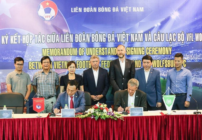 Wolfsburg và cựu danh thủ Littbarski ký kết hợp tác với VFF ảnh 1