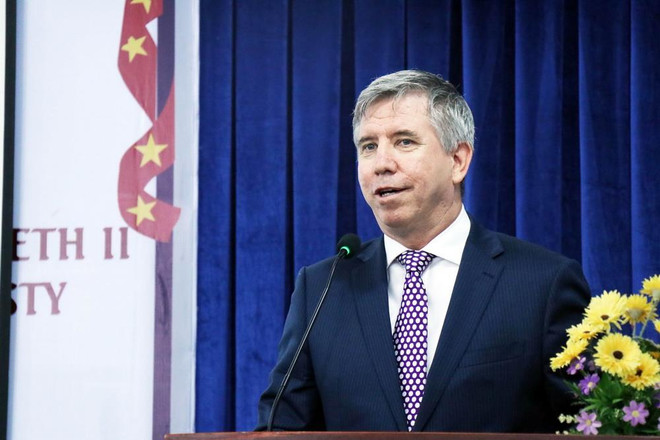 Ông Ian Gibbons, Tổng lãnh sự Anh tại Thành phố Hồ Chí Minh phát biểu tại buổi họp mặt. (Ảnh: Xuân Khu/TTXVN) TP.HCM: Họp mặt kỷ niệm sinh nhật lần thứ 93 của Nữ hoàng Anh ảnh 1