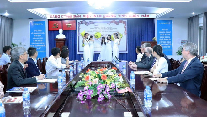 Chương trình văn nghệ chào mừng tại buổi Họp mặt. (Ảnh: Xuân Khu/TTXVN) TP.HCM: Họp mặt kỷ niệm sinh nhật lần thứ 93 của Nữ hoàng Anh ảnh 3