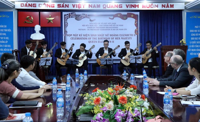 Chương trình văn nghệ chào mừng tại buổi Họp mặt. (Ảnh: Xuân Khu/TTXVN) TP.HCM: Họp mặt kỷ niệm sinh nhật lần thứ 93 của Nữ hoàng Anh ảnh 2