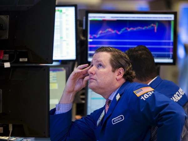 Khu vực bán lẻ sa sút và giá dầu giảm gây áp lực lớn với Phố Wall ảnh 1