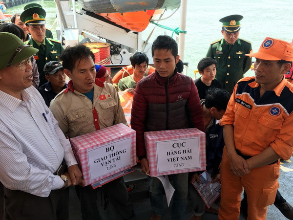 Cứu hộ thành công 7 ngư dân cùng tàu cá bị nạn trên vùng biển Nghệ An ảnh 1