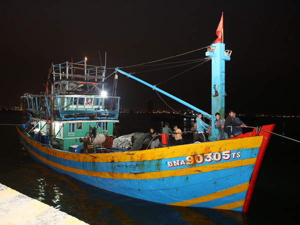 Vượt đêm tối, cứu nạn thành công tàu cá cùng 11 ngư dân gặp nạn ảnh 1