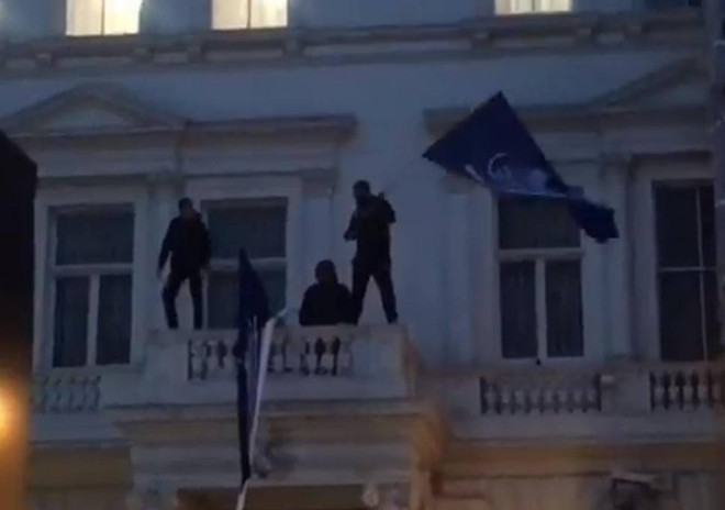 Anh bắt giữ 4 người xâm nhập trái phép Đại sứ quán Iran tại London ảnh 1