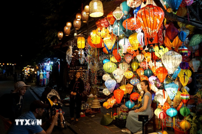 ttxvn-du-khach-quoc-te-chup-anh-tai-pho-co-hoi-an-2499.jpg