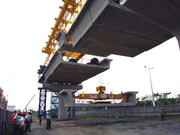 Lắp đặt dầm cầu đầu tiên tuyến Metro Bến Thành-Suối Tiên ảnh 1