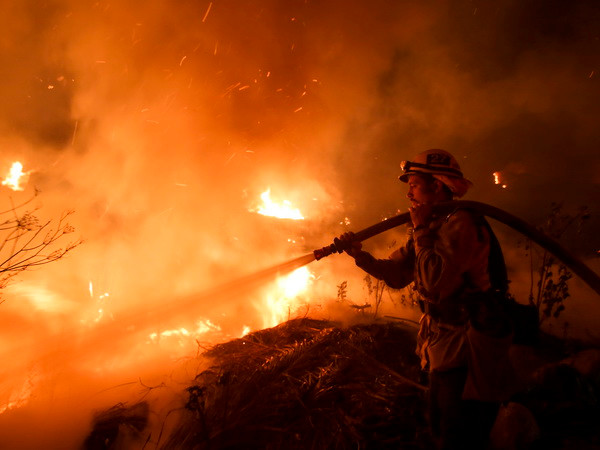 Mỹ: Bang California tiếp tục sơ tán người dân do cháy rừng ảnh 1