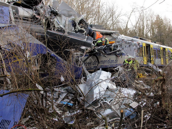 Đức: Hai đoàn tàu tốc độ 100km/h đấu đầu vì lỗi người điều hành ảnh 1