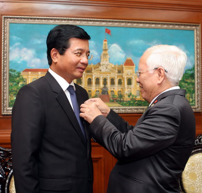 Trao tặng Huy hiệu TP Hồ Chí Minh cho Đại sứ Lào tại Việt Nam ảnh 1