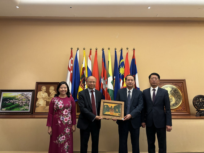 Ông Mai Văn Tuất, Phó Bí thư Thường trực Tỉnh ủy, Chủ tịch Hội đồng Nhân dân tỉnh tặng quà lưu niệm Đại sứ quán Việt Nam tại Pháp. (Ảnh: TTXVN phát) ttxvn_1805_ninh binh phap (7).jpg