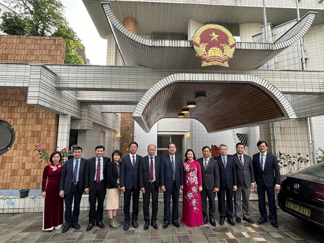 Đoàn công tác tỉnh Ninh Bình do ông Mai Văn Tuất, Phó Bí thư Thường trực Tỉnh ủy, Chủ tịch Hội đồng Nhân dân tỉnh làm trưởng đoàn chụp ảnh lưu niệm với Đại sứ Việt Nam tại Pháp Đinh Toàn Thắng. (Ảnh: TTXVN phát) ttxvn_1805_ninh binh phap (1).jpg