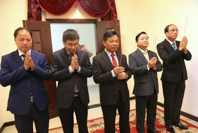 Ông Nguyễn Huy Tăng (giữa), Bí thư Đảng ủy, Đại sứ Việt Nam tại Vương quốc Campuchia, cùng các đại biểu thực hiện nghi thức dâng hương tại Phòng thờ Bác Hồ trong khuôn viên Đại sứ quán Việt Nam. (Ảnh: Hoàng Minh/TTXVN) ttxvn_1805_campuchia dang huong (2).jpg