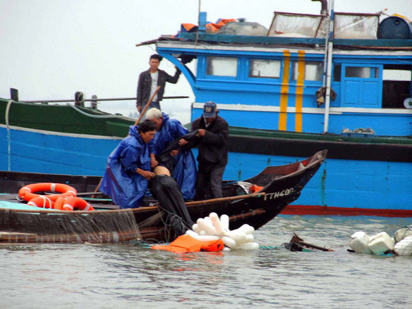 Vụ chìm tàu 3.000 tấn ở Hải Phòng: Cứu được thuyền viên cuối cùng ảnh 1