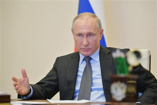 Tổng thống Nga Vladimir Putin trong một cuộc họp trực tuyến tại Moskva, Nga ngày 13/4. (Ảnh: THX/TTXVN) Đằng sau sự lặng lẽ của Tổng thống Putin thời COVID-19 ảnh 1