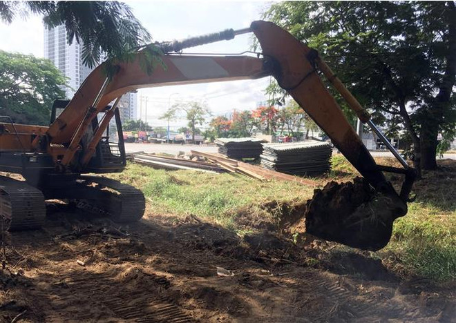 Các nhà thầu thi công triển khai mở rộng đường tạm. (Ảnh: Tiến Lực/TTXVN) TP.HCM: Hơn 830 tỷ đồng xây dựng hầm chui nút giao thông ở quận 7 ảnh 1