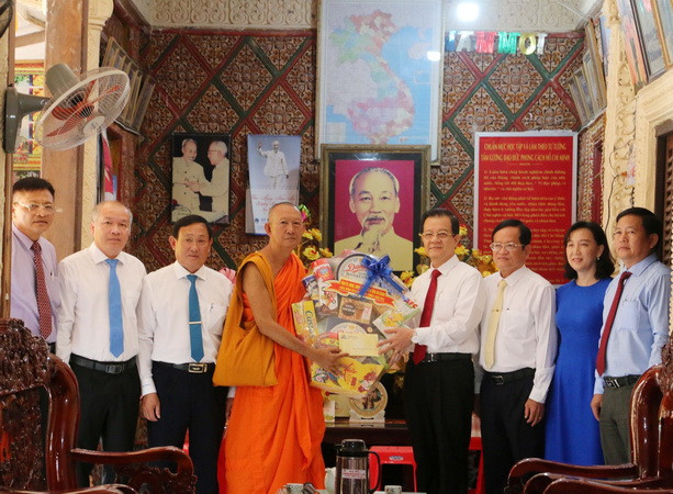 Đoàn công tác của tỉnh An Giang tặng quà, chúc mừng Hòa thượng Chau Cát, trụ trì chùa Prolai Meas (Mỹ Á) thuộc phường Núi Voi, thị xã Tịnh Biên, tỉnh An Giang. (Ảnh: Công Mạo/TTXVN) Tỉnh ủy An Giang chúc mừng đồng bào Khmer nhân Tết Chôl Chnăm Thmây ảnh 1
