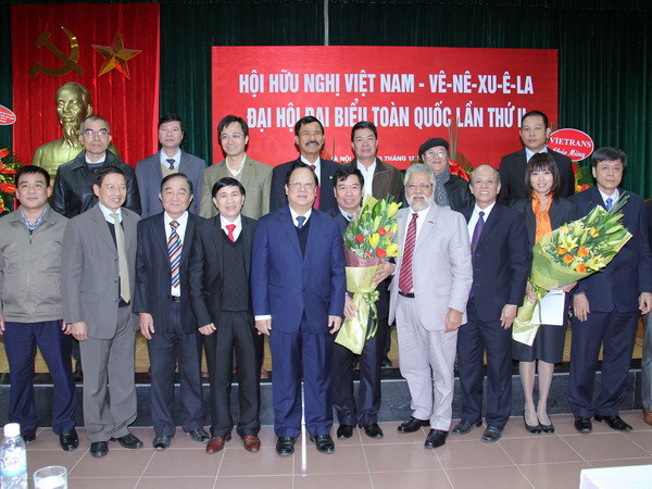 Ban Chấp hành Hội hữu nghị Việt Nam-Venezuela (nhiệm kỳ 2014-2019) ra mắt Đại hội. (Ảnh: An Đăng/TTXVN) Tăng quan hệ đoàn kết hữu nghị và hợp tác Việt Nam-Venezuela ảnh 1