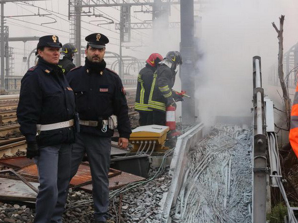 Italy: Cháy cột tín hiệu, hệ thống đường sắt bị đình trệ ảnh 1