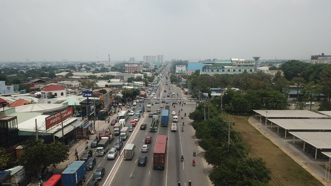 Đại lộ Bình Dương (Quốc lộ 13) đang đẩy nhanh tiến độ đền bù, giải tỏa để mở rộng. (Ảnh: Huyền Trang/TTXVN) Sau Tết, Bình Dương đẩy nhanh xây dựng tuyến đường nối TP.HCM ảnh 1