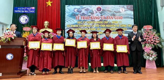Trao bằng cho 33 bác sỹ về huyện nghèo miền Trung-Tây Nguyên ảnh 2