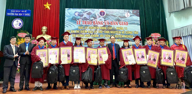 Trao bằng cho 33 bác sỹ về huyện nghèo miền Trung-Tây Nguyên ảnh 1