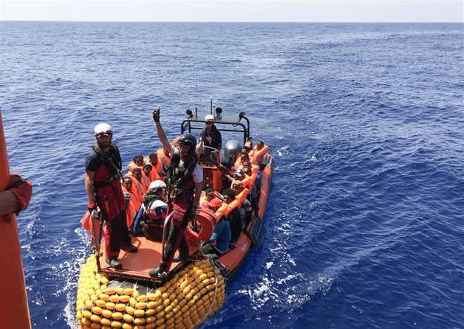 Giải cứu hàng chục người di cư bất hợp pháp ngoài khơi Libya ảnh 1