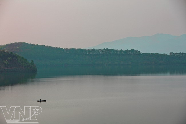 Biển Hồ - “Viên ngọc xanh” trên phố núi Pleiku ảnh 1