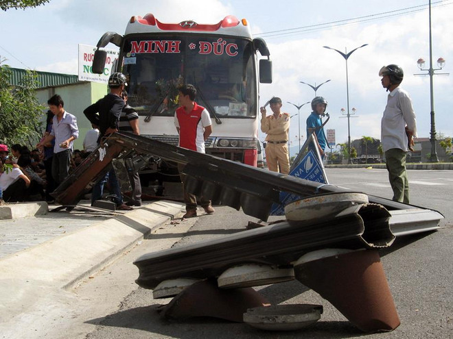 Ôtô khách chạy vượt tốc độ đâm đổ cột đèn tín hiệu giao thông ảnh 1