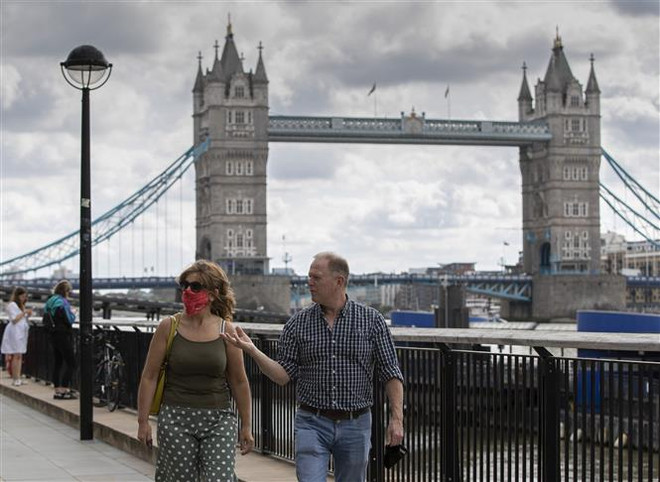 COVID-19: Số ca nhiễm mới tăng mạnh, Anh siết chặt quản lý quán bar ảnh 1