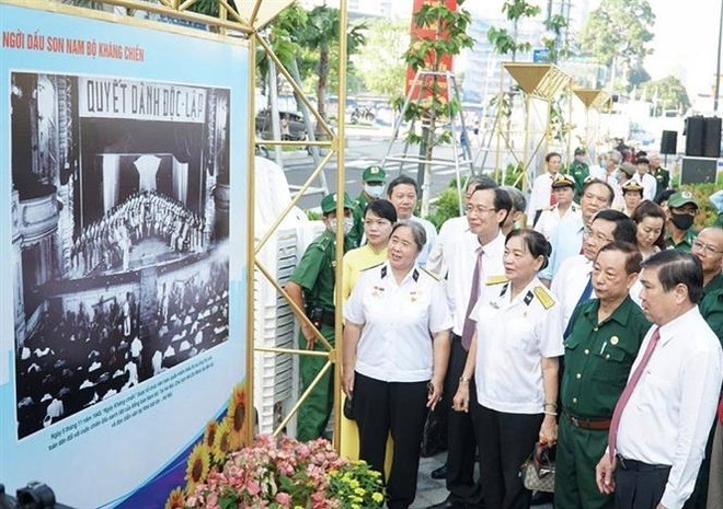 Triển lãm ảnh Sáng mãi danh hiệu vẻ vang Thành đồng Tổ quốc ảnh 1