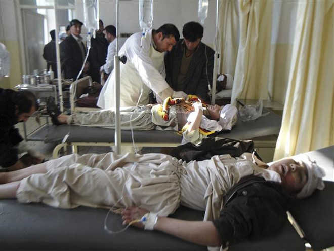 Điều trị cho các nạn nhân tại một bệnh viện sau một vụ đánh bom ở Afghanistan. (Ảnh: AFP/TTXVN) Nổ lớn tại Afghanistan khiến ít nhất 16 người bị thương ảnh 1