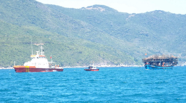 Cứu hộ kịp thời tàu cá bị hỏng máy trôi dạt trong thời tiết xấu ảnh 1