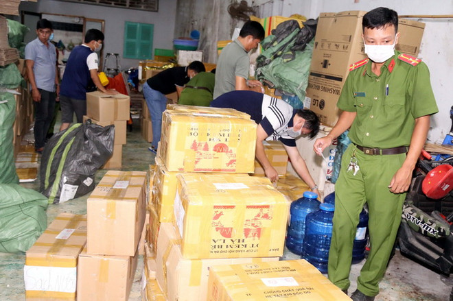 Sóc Trăng triệt phá cơ sở làm giả thuốc nuôi trồng thủy sản quy mô lớn ảnh 1