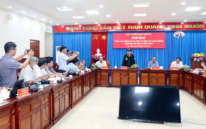 Giám đốc Công an tỉnh Sóc Trăng Lâm Thành Sol trả lời báo chí tại buổi họp báo. (Ảnh: Trung Hiếu/TTXVN) Sóc Trăng: Ba cảnh sát đánh thiếu niên bị tước danh hiệu Công an ảnh 1