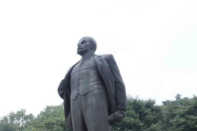 Hà Nội: Đặt vòng hoa kỷ niệm nhân 146 năm Ngày sinh Lenin ảnh 1