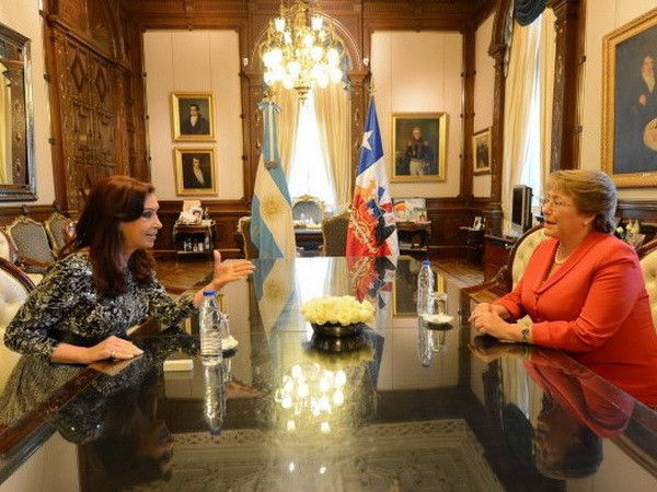 Hội đàm giữa Tổng thống Argentina Cristina (trái) và Tổng thống Chile Bachelet. (Nguồn: Phủ Tổng thống Argentina) Argentina-Chile thúc đẩy liên kết song phương và khu vực ảnh 1