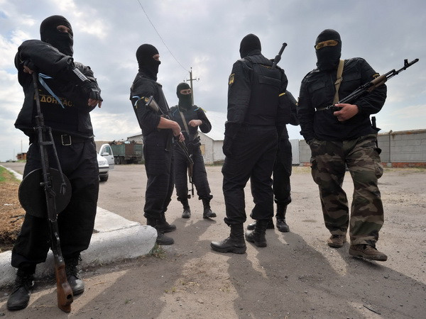 Lính Ukraine tại một căn cứ ở khu vực Donesk. (Nguồn: AFP/TTXVN) Tổng thống Nga: Ukraine trong tình trạng nội chiến toàn diện ảnh 1