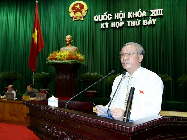 Chủ nhiệm Ủy ban quốc phòng và an ninh của Quốc hội Nguyễn Kim Khoa trình bày Báo cáo giải trình, tiếp thu, chỉnh lý dự thảo Luật nhập cảnh, xuất cảnh, quá cảnh, cư trú của người nước ngoài tại Việt Nam. (Ảnh: An Đăng/TTXVN) Quốc hội cho ý kiến về dự thảo Luật xuất nhập cảnh ảnh 1