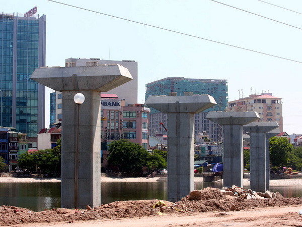 Một đoạn trụ đỡ của dự án tuyến đường sắt đô thị trên cao Cát Linh-Hà Đông. (Ảnh: Huy Hùng/TTXVN) Chi thêm 400 tỷ đồng tiền đền bù dự án đường sắt trên cao ảnh 1
