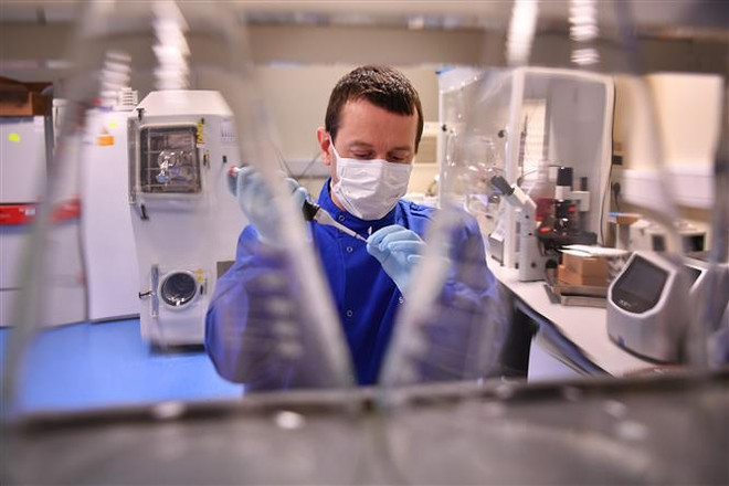 Anh: Vắcxin ngừa COVID-19 của AstraZeneca có hiệu quả cao ảnh 1