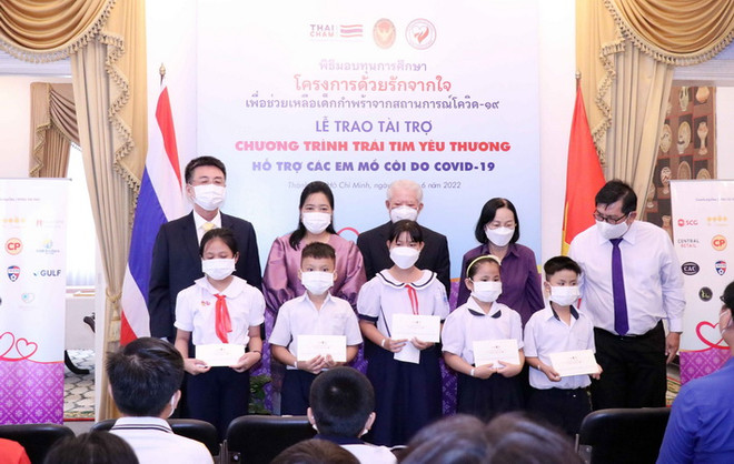 Trao học bổng cho các học sinh mồ côi vì dịch COVID-19 tại Thành phố Hồ Chí Minh. (Ảnh: Xuân Khu/TTXVN) TP.HCM: Trao học bổng hỗ trợ trẻ mồ côi do dịch COVID-19 ảnh 1