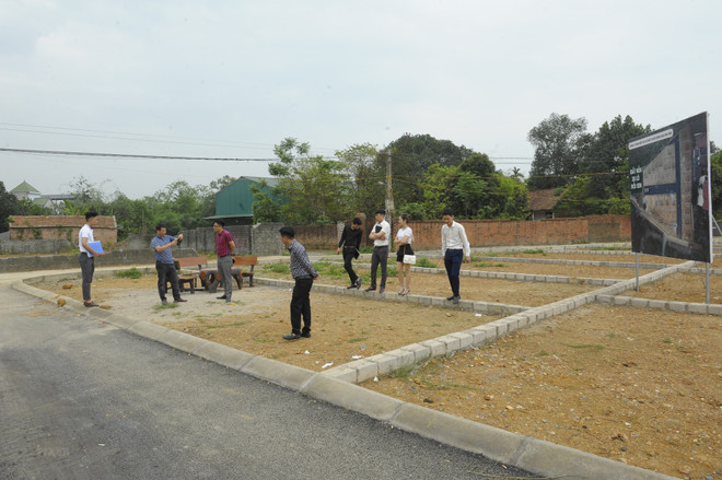 Nhiều người tìm đến các khu phân lô trên địa bàn huyện Thạch Thất để xem mua đất. (Ảnh: Mạnh Khánh/TTXVN) Gỡ vướng về quản lý đất đai: Cần sửa đổi luật triệt để hơn ảnh 3